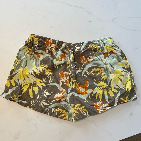 Columbia Women’s Shorts, Medium, Neutral Beige, Yellow Floral - Picture 2 of 4